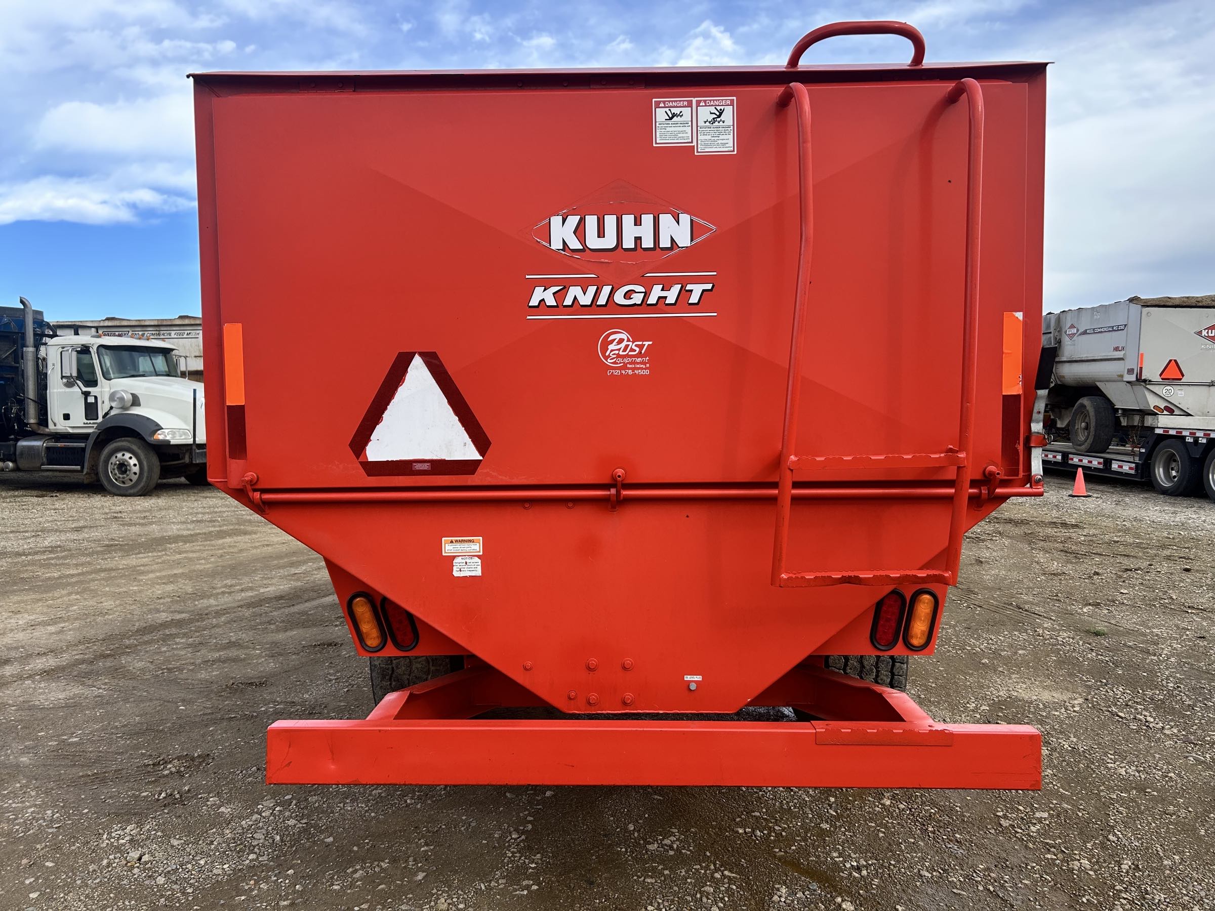 Kuhn Knight RA142 Reel Feed Mixer - Image 6