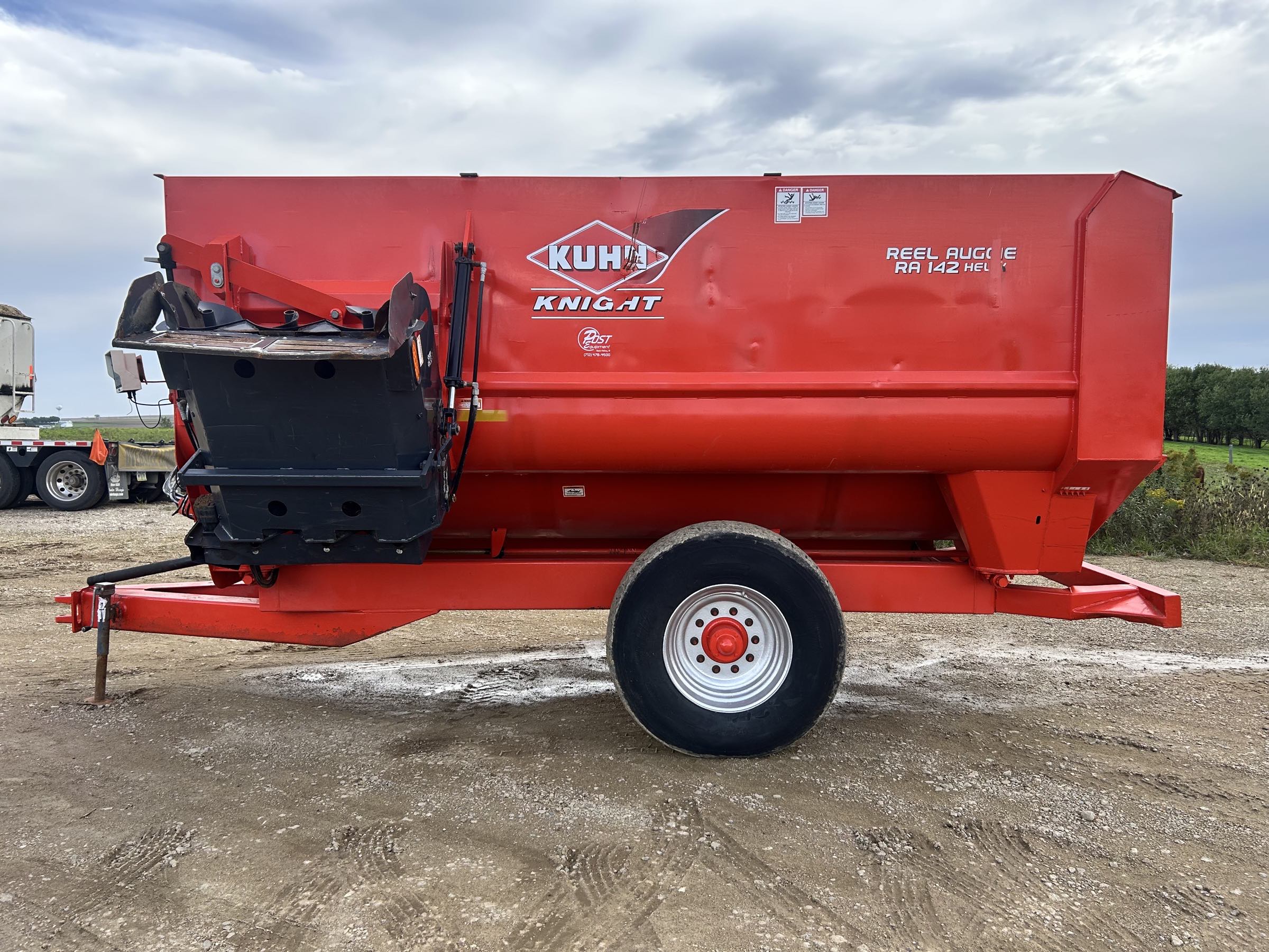 Kuhn Knight RA142 Reel Feed Mixer - Image 8