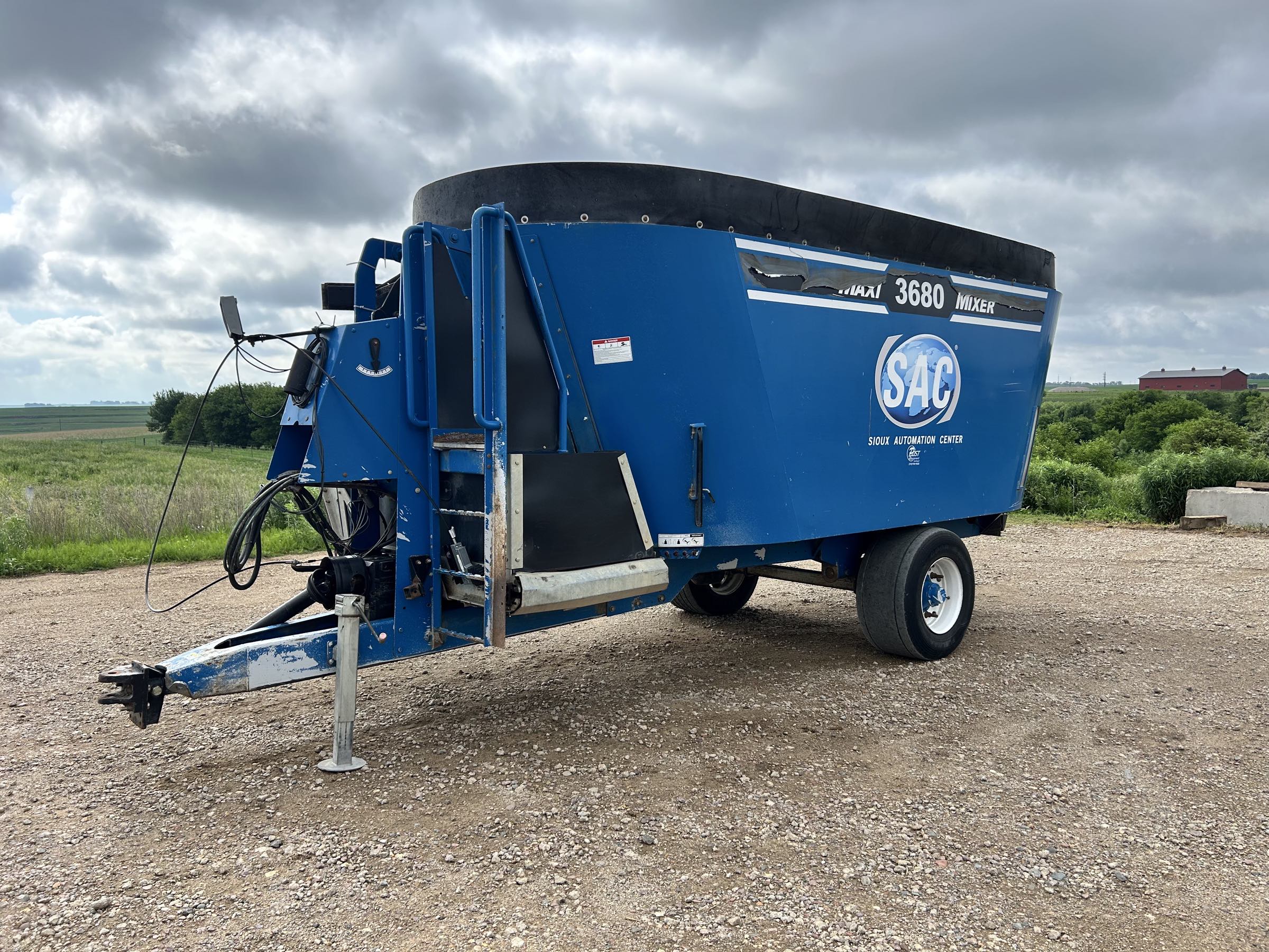 SAC-JAYLOR-3680-VERTICAL-MIXER-1 Used 2018 SAC/Jaylor 3680 Vertical Mixer. Great looking 410 cubic foot twin screw mixer! This wagon is equipped with a two speed gearbox for fast and low speed mixing as well as a 48" RH flip up discharge and stainless steel liners. Wagon augers are 60% with all new knives, backing plates, and plow blades. Wagon is also equipped with a Digi-Star scale head with LED remote, super single tires, and a small 1000 PTO.