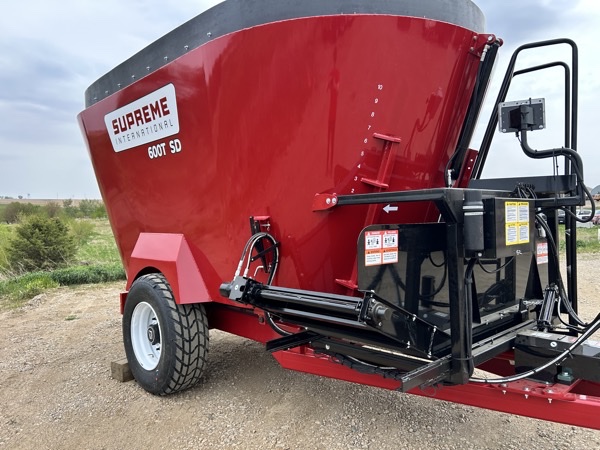 Supreme 600T Vertical Feed Mixer