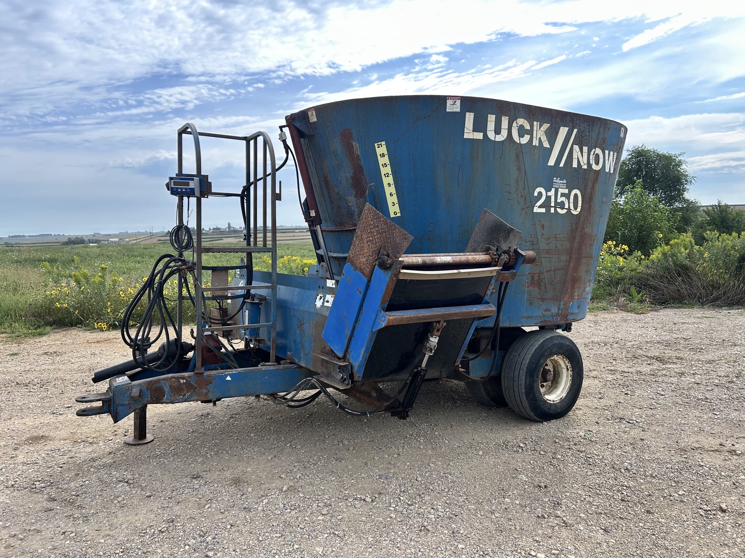 LuckNow 2150 Vertical Feed Mixer