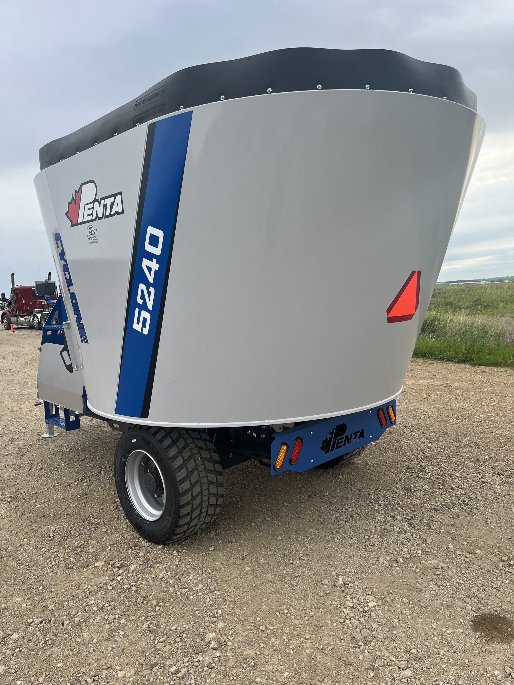 ***New*** Penta 5240 Vertical Feed Mixer - Image 4