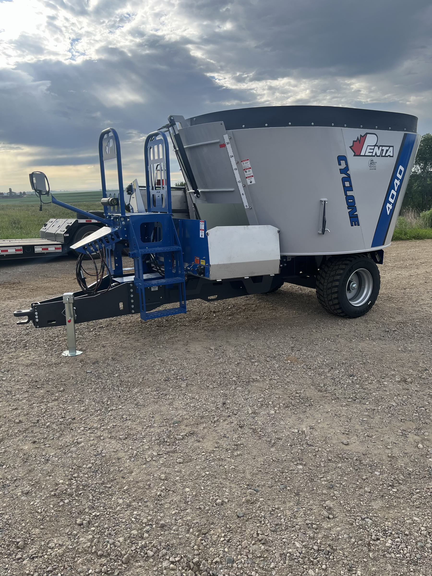 ***NEW** Penta 4040 vertical feed mixer! This mixer is equipped with a 3' right hadn't flip up discharge and weighing conveyor. It also has an EZ2800 bluetooth scale head, light kit, 445/45R19.5 super single tires, and a 9" rubber extension. Powered by a 540 CV PTO.