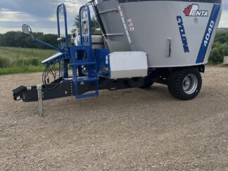 ***NEW** Penta 4040 vertical feed mixer! This mixer is equipped with a 3' right hadn't flip up discharge and weighing conveyor. It also has an EZ2800 bluetooth scale head, light kit, 445/45R19.5 super single tires, and a 9" rubber extension. Powered by a 540 CV PTO.