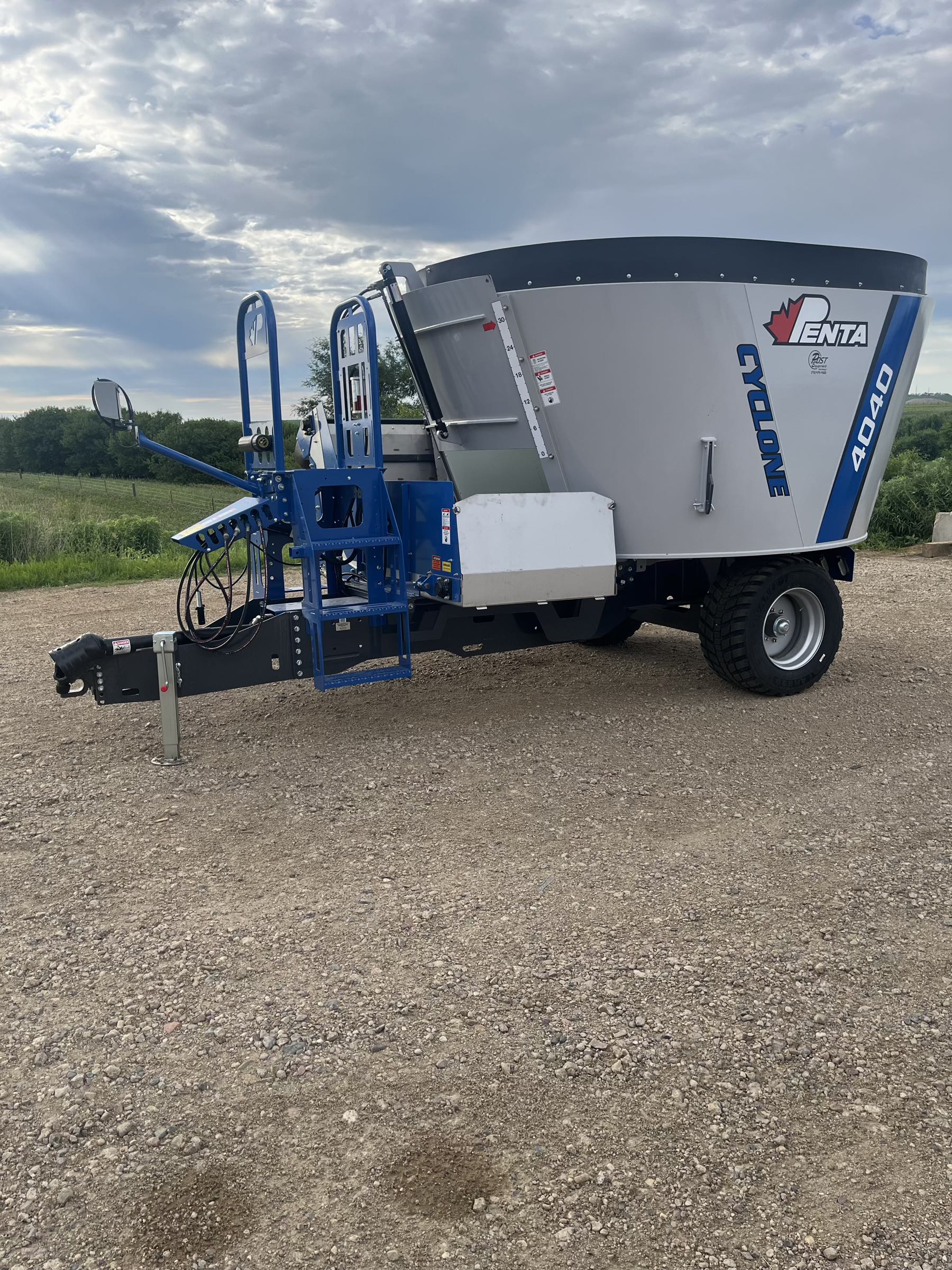 ***NEW** Penta 4040 vertical feed mixer! This mixer is equipped with a 3' right hadn't flip up discharge and weighing conveyor. It also has an EZ2800 bluetooth scale head, light kit, 445/45R19.5 super single tires, and a 9" rubber extension. Powered by a 540 CV PTO.