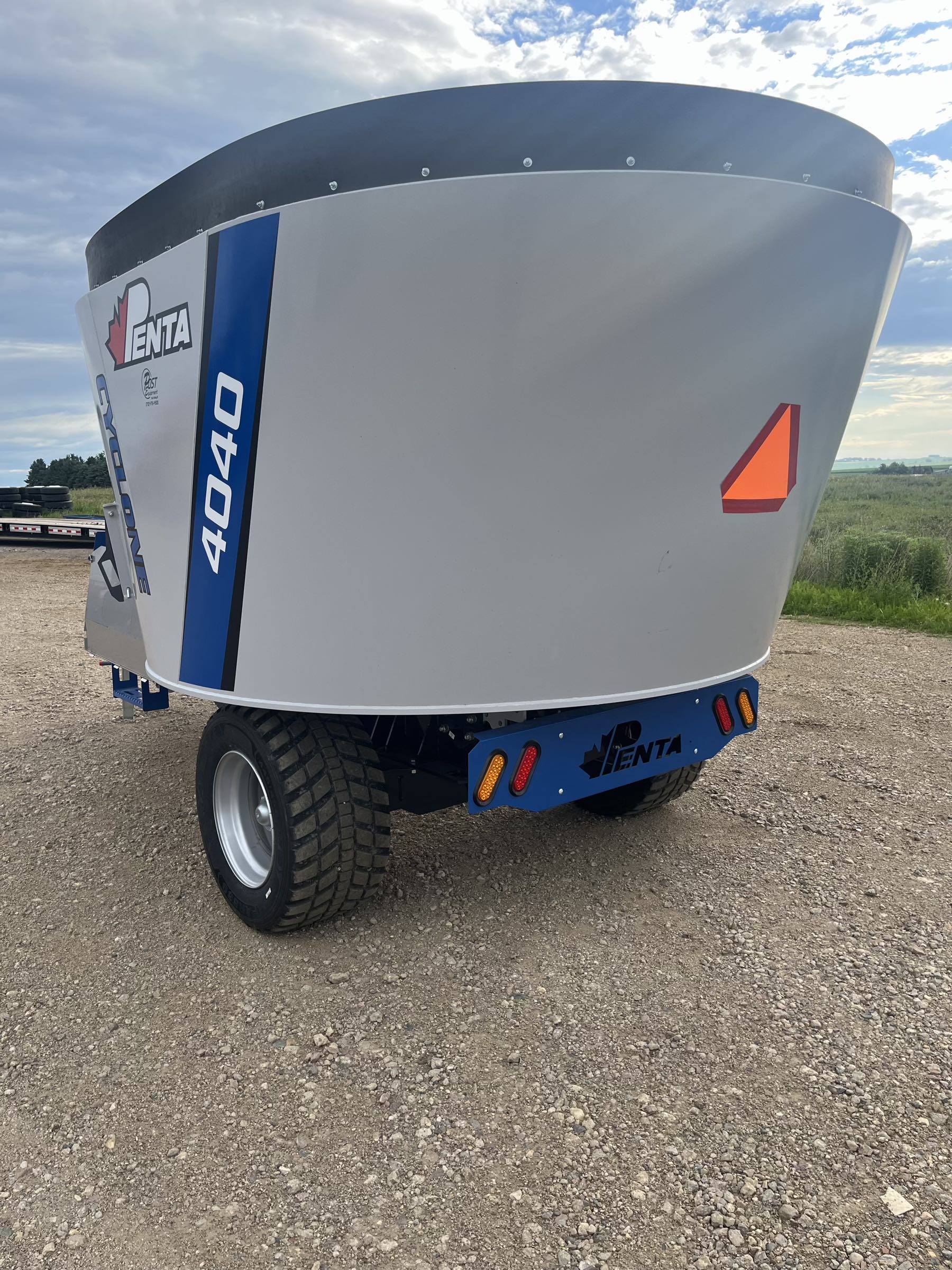 ***NEW** Penta 4040 vertical feed mixer! This mixer is equipped with a 3' right hadn't flip up discharge and weighing conveyor. It also has an EZ2800 bluetooth scale head, light kit, 445/45R19.5 super single tires, and a 9" rubber extension. Powered by a 540 CV PTO.