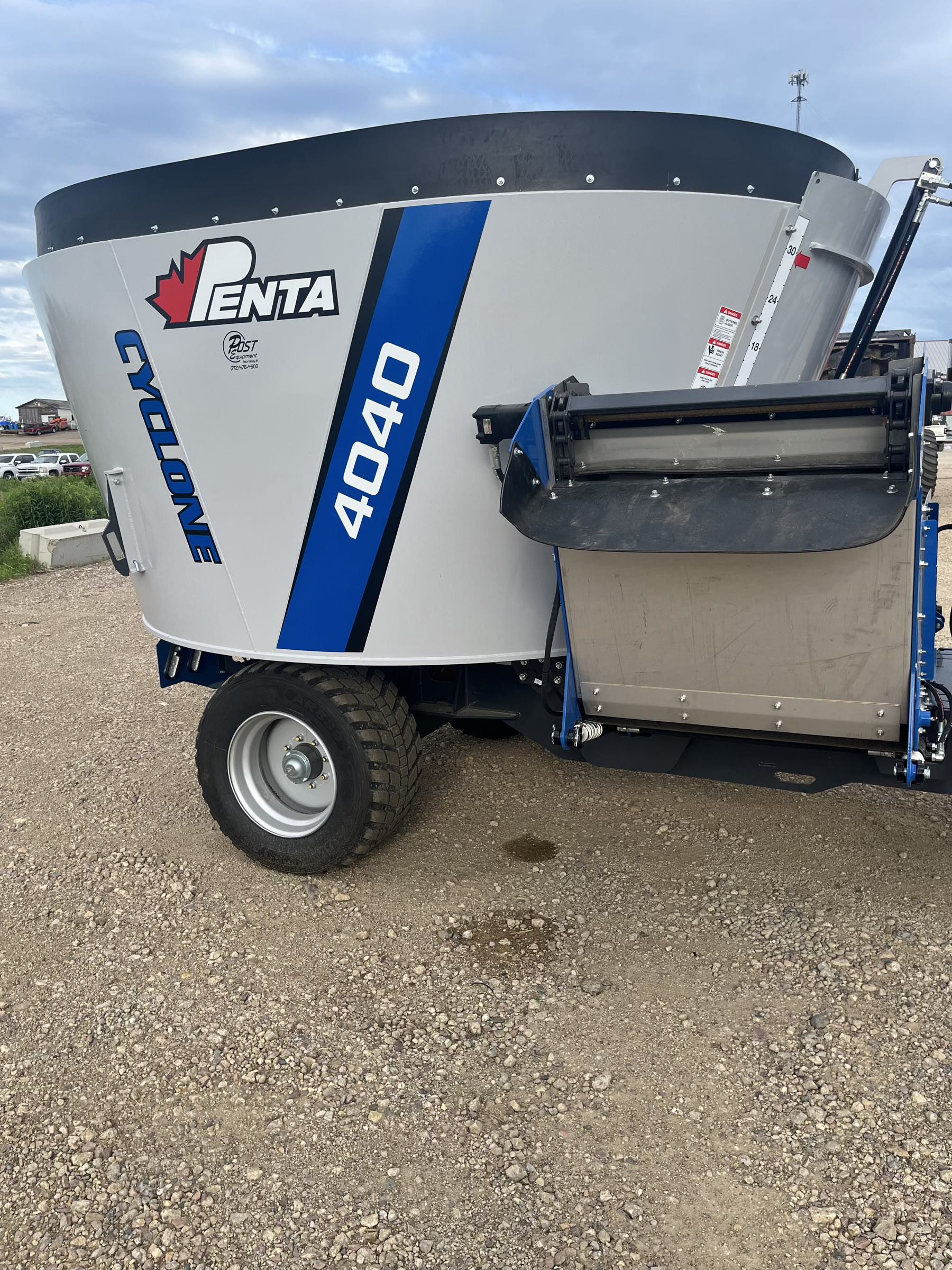 ***NEW** Penta 4040 vertical feed mixer! This mixer is equipped with a 3' right hadn't flip up discharge and weighing conveyor. It also has an EZ2800 bluetooth scale head, light kit, 445/45R19.5 super single tires, and a 9" rubber extension. Powered by a 540 CV PTO.