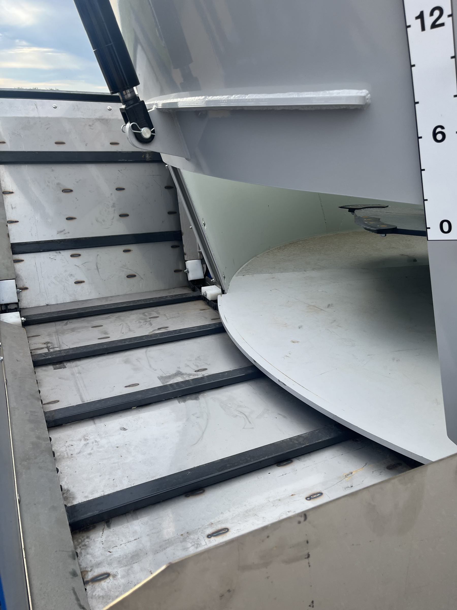 ***NEW** Penta 4040 vertical feed mixer! This mixer is equipped with a 3' right hadn't flip up discharge and weighing conveyor. It also has an EZ2800 bluetooth scale head, light kit, 445/45R19.5 super single tires, and a 9" rubber extension. Powered by a 540 CV PTO.