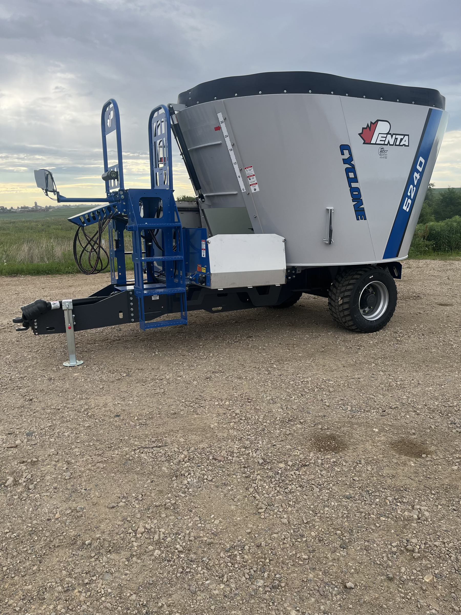 ***New*** Penta 5240 Vertical Feed Mixer